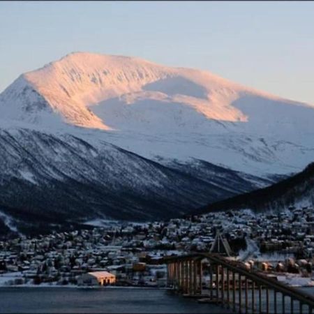 New! Modern - Central - Cozy Place By The Sherpa Stairs Lägenhet Tromsø Exteriör bild