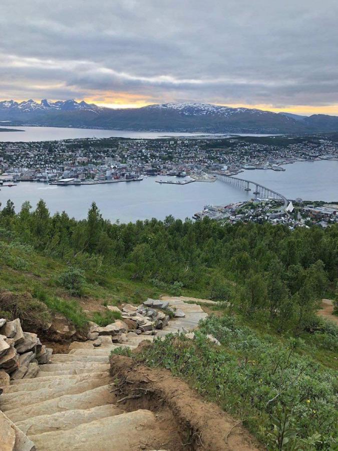 New! Modern - Central - Cozy Place By The Sherpa Stairs Lägenhet Tromsø Exteriör bild